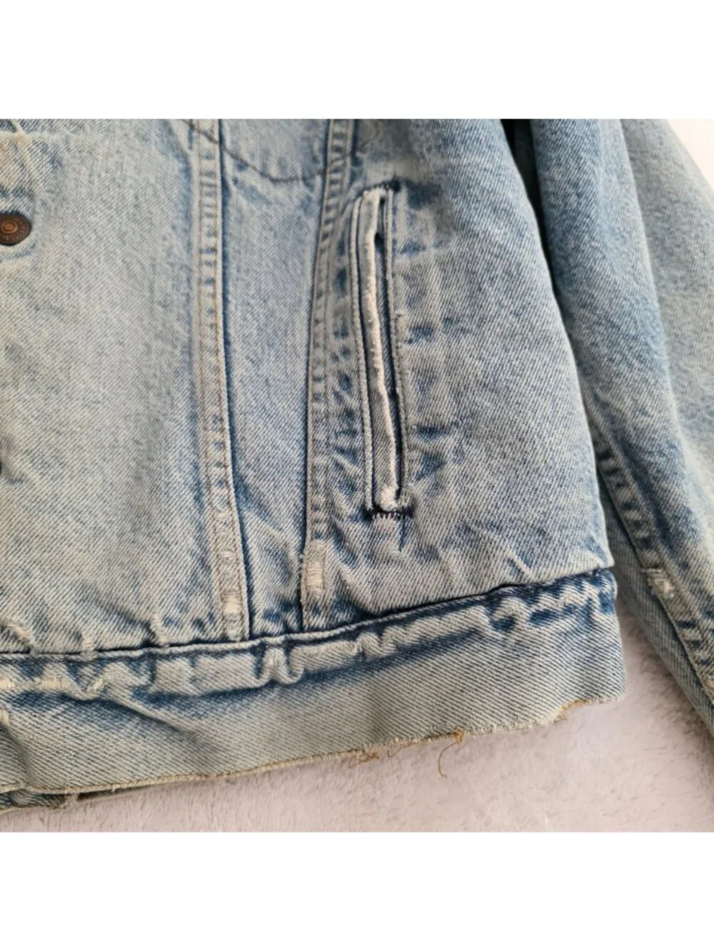 Levis Sherpa-Lined Denim Jacket Sz 40R Distressed Button-Up Front Pockets 1980s